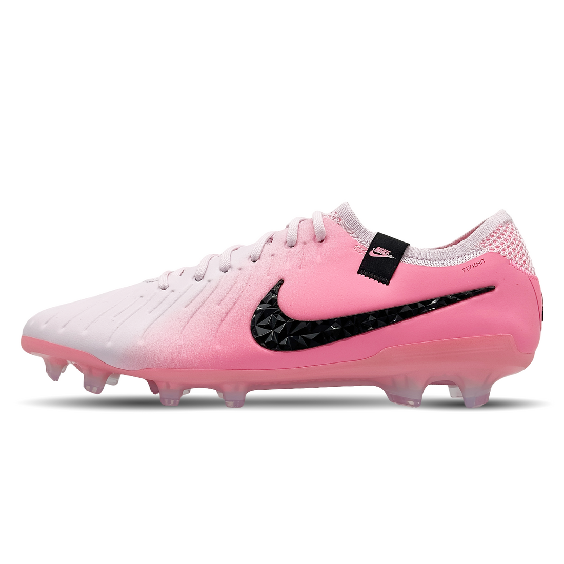 Die Nike Tiempo Legend 10 Elite FG (DV4328-601) - für anspruchsvolle Fußballspieler. Sie bieten überragenden Komfort und Kontrolle auf festem Boden. Das hochwertig Obermaterial sorgt für eine präzise Ballberührung und exzellentes Ballgefühl, während die innovative Sohle optimale Traktion und Stabilität gewährleistet. Mit ihrem eleganten Design und fortschrittlichen Technologien sind diese Fußballschuhe ideal für professionelle und ambitionierte Spieler. Jetzt erhältlich auf STUNNINGBOOTS.com!
