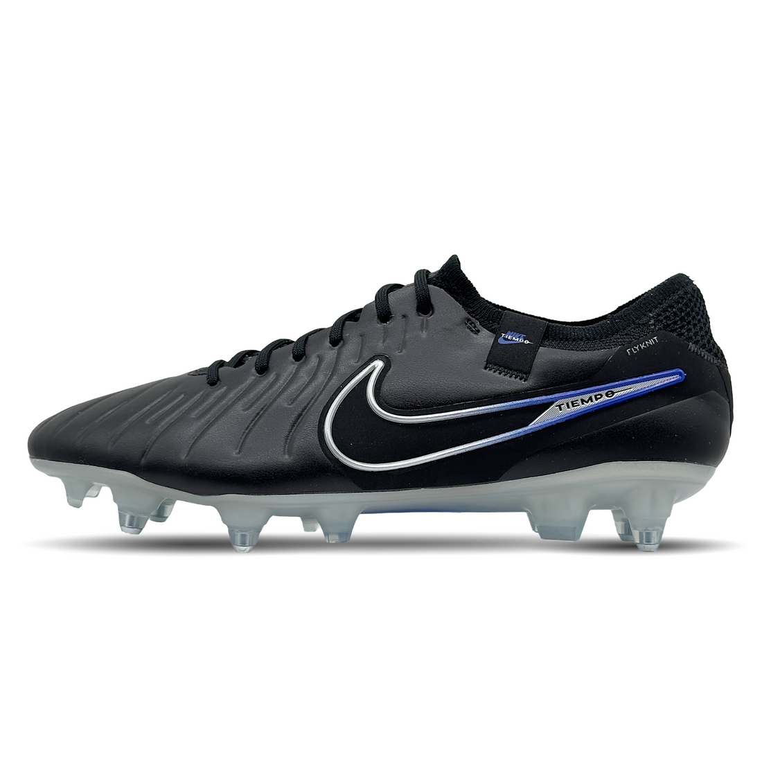 Die Nike Tiempo Legend 10 Elite SG-Pro AC Fußballschuhe (DV4329-040) bieten ultimativen Komfort und präzise Ballkontrolle auf weichen Böden. Aus hochwertigen Obermaterialien gefertigt, garantieren sie Langlebigkeit und optimale Passform. Die Anti-Clog-Technologie verhindert Schlammansammlungen auf den Stollen, sodass du stets besten Halt behältst, auch bei nassen Bedingungen. Das innovative Design kombiniert Funktionalität und Stil, ideal für anspruchsvolle Spieler. Erhältlich auf STUNNINGBOOTS.com.