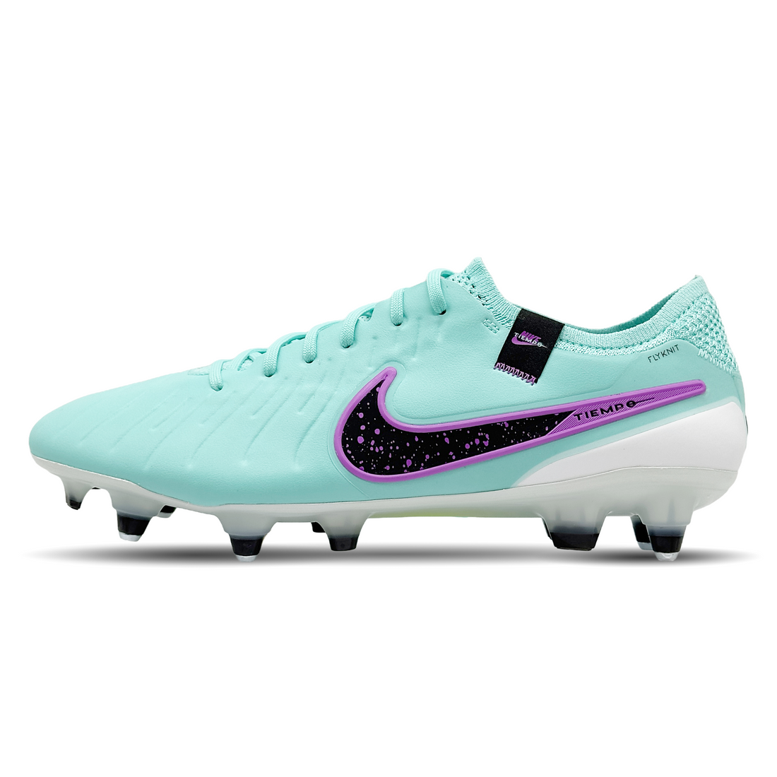 Die Nike Tiempo Legend 10 Elite SG-Pro AC Fußballschuhe (DV4329-300) bieten ultimativen Komfort und präzise Ballkontrolle auf weichen Böden. Aus hochwertigem Leder gefertigt, garantieren sie Langlebigkeit und optimale Passform. Die Anti-Clog-Technologie verhindert Schlammansammlungen auf den Stollen, sodass du stets besten Halt behältst, auch bei nassen Bedingungen. Das innovative Design kombiniert Funktionalität und Stil, ideal für anspruchsvolle Spieler. Erhältlich auf STUNNINGBOOTS.com.