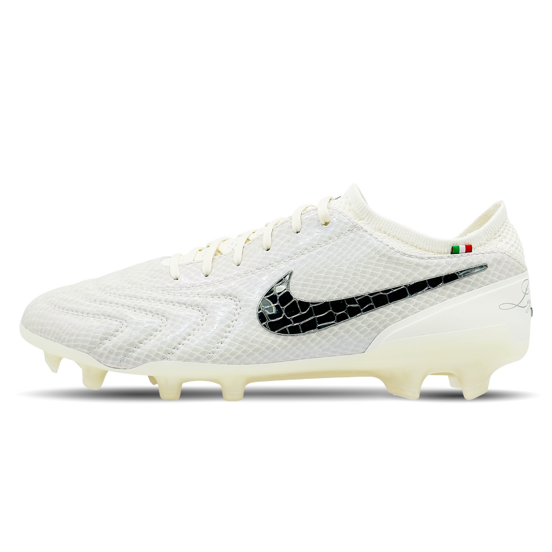 Der Nike Tiempo Legend 10 Elite FG LX [FZ1487-100] ist ein Premium-Fußballschuh mit FlyTouch Plus-Leder für perfekte Ballkontrolle und Tragekomfort. Die FG-Sohle ist für Naturrasen optimiert. Klassisches Design trifft auf moderne Performance – erhältlich auf STUNNINGBOOTS.com für Spieler mit Anspruch.
