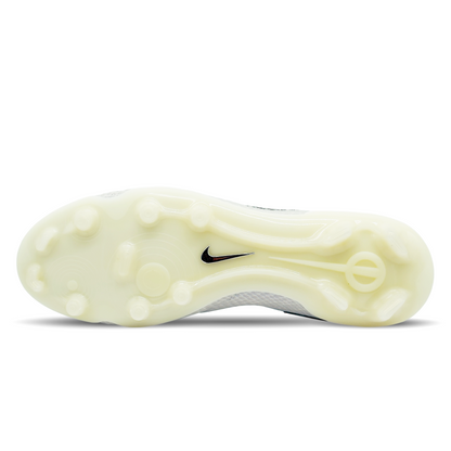 Der Nike Tiempo Legend 10 Elite FG LX [FZ1487-100] ist ein Premium-Fußballschuh mit FlyTouch Plus-Leder für perfekte Ballkontrolle und Tragekomfort. Die FG-Sohle ist für Naturrasen optimiert. Klassisches Design trifft auf moderne Performance – erhältlich auf STUNNINGBOOTS.com für Spieler mit Anspruch.