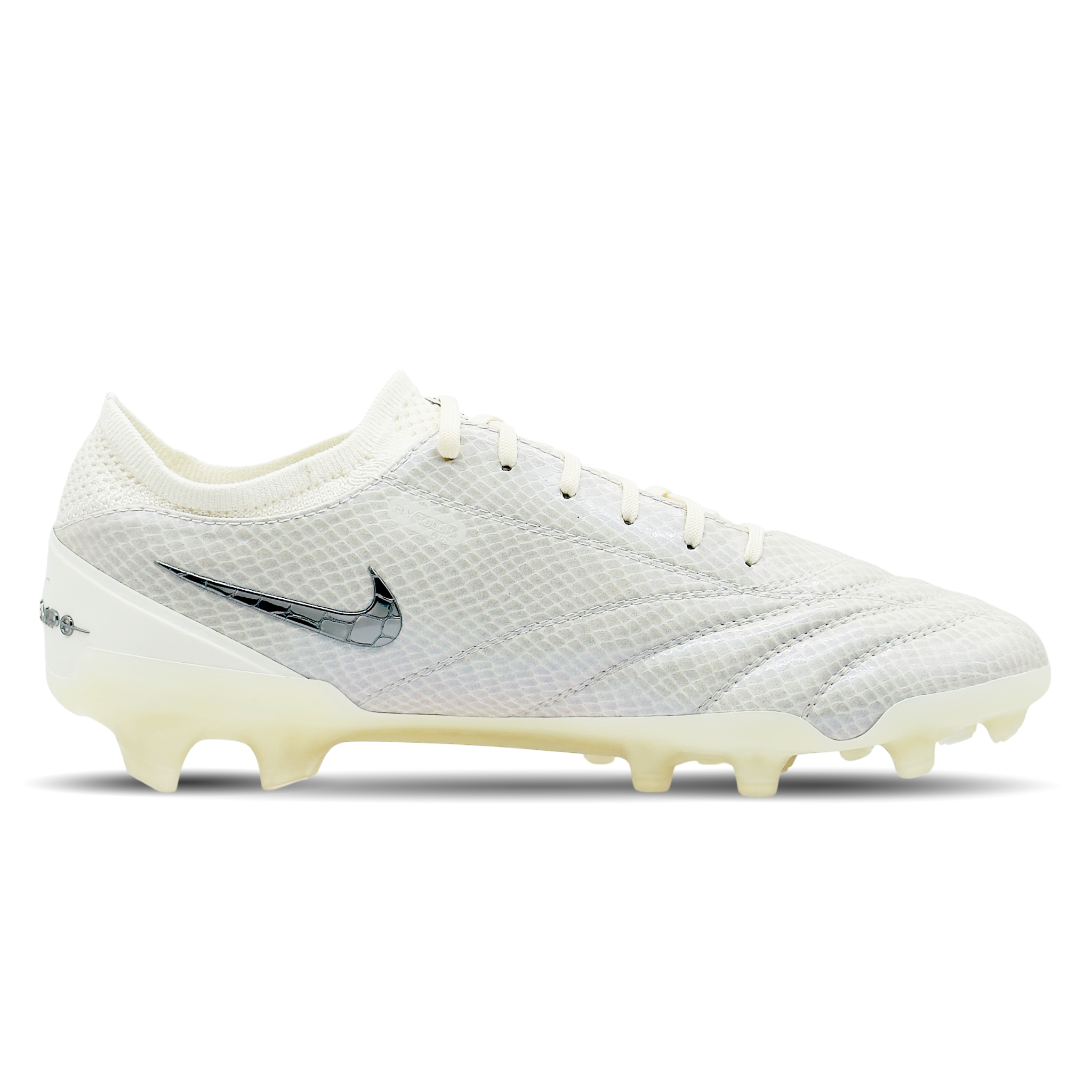 Der Nike Tiempo Legend 10 Elite FG LX [FZ1487-100] ist ein Premium-Fußballschuh mit FlyTouch Plus-Leder für perfekte Ballkontrolle und Tragekomfort. Die FG-Sohle ist für Naturrasen optimiert. Klassisches Design trifft auf moderne Performance – erhältlich auf STUNNINGBOOTS.com für Spieler mit Anspruch.