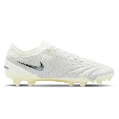 Der Nike Tiempo Legend 10 Elite FG LX [FZ1487-100] ist ein Premium-Fußballschuh mit FlyTouch Plus-Leder für perfekte Ballkontrolle und Tragekomfort. Die FG-Sohle ist für Naturrasen optimiert. Klassisches Design trifft auf moderne Performance – erhältlich auf STUNNINGBOOTS.com für Spieler mit Anspruch.