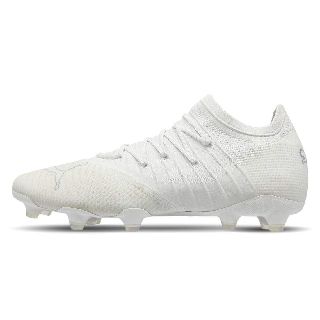 Der Puma Future Z 1.4 FG (107309-01), erhältlich auf stunningboots.com, kombiniert modernes Design mit maximaler Performance. Ausgestattet mit dem innovativen FUZIONFIT+ Band bietet er eine optimale Passform und Stabilität, während die GripControl Pro-Beschichtung für präzise Ballkontrolle sorgt. Das leichte Obermaterial und die reaktionsfreudige Sohle garantieren explosive Bewegungen und Traktion auf festem Boden. Perfekt für Spieler, die Schnelligkeit und Flexibilität suchen.