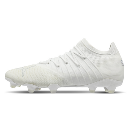 Der Puma Future Z 1.4 FG (107309-01), erhältlich auf stunningboots.com, kombiniert modernes Design mit maximaler Performance. Ausgestattet mit dem innovativen FUZIONFIT+ Band bietet er eine optimale Passform und Stabilität, während die GripControl Pro-Beschichtung für präzise Ballkontrolle sorgt. Das leichte Obermaterial und die reaktionsfreudige Sohle garantieren explosive Bewegungen und Traktion auf festem Boden. Perfekt für Spieler, die Schnelligkeit und Flexibilität suchen.
