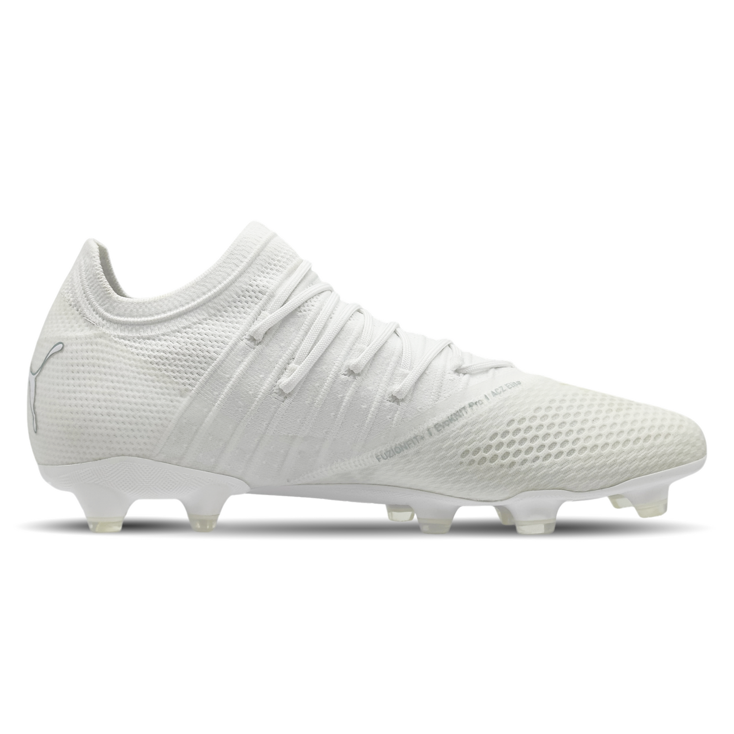 Der Puma Future Z 1.4 FG (107309-01), erhältlich auf stunningboots.com, kombiniert modernes Design mit maximaler Performance. Ausgestattet mit dem innovativen FUZIONFIT+ Band bietet er eine optimale Passform und Stabilität, während die GripControl Pro-Beschichtung für präzise Ballkontrolle sorgt. Das leichte Obermaterial und die reaktionsfreudige Sohle garantieren explosive Bewegungen und Traktion auf festem Boden. Perfekt für Spieler, die Schnelligkeit und Flexibilität suchen.