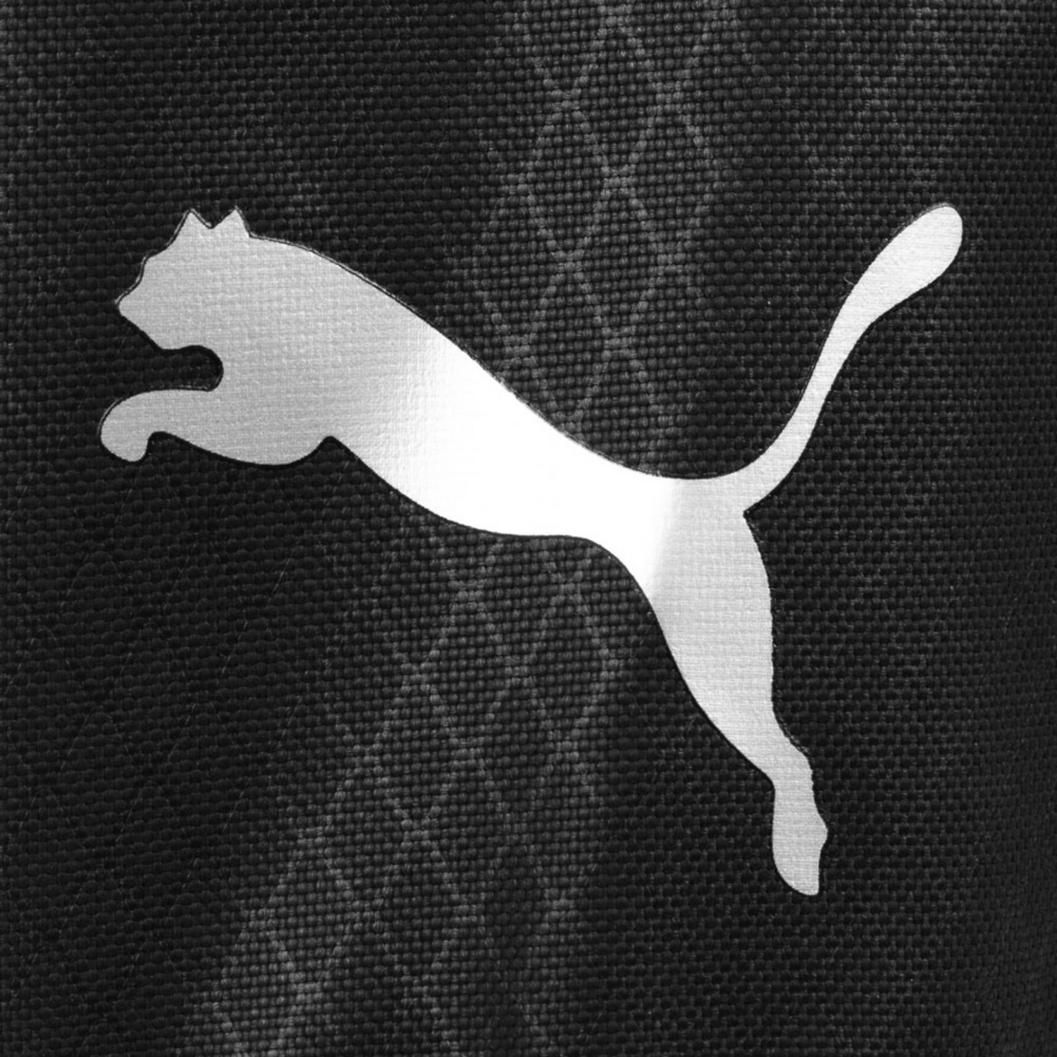 Die Puma Premium Schuhtasche (074463-01) ist ideal, um deine Schuhe sicher und stilvoll zu transportieren. Hergestellt aus hochwertigen, langlebigen Materialien, schützt sie deine Schuhe vor Schmutz und Beschädigungen. Die Tasche bietet ein großzügiges Hauptfach, eine belüftete Seite für eine optimale Luftzirkulation und einen bequemen Tragegriff. Perfekt für Sportler, Reisende und jeden, der Wert auf Qualität und Funktionalität legt. Entdecke dieses praktische und elegante Accessoire auf STUNNINGBOOTS.com!