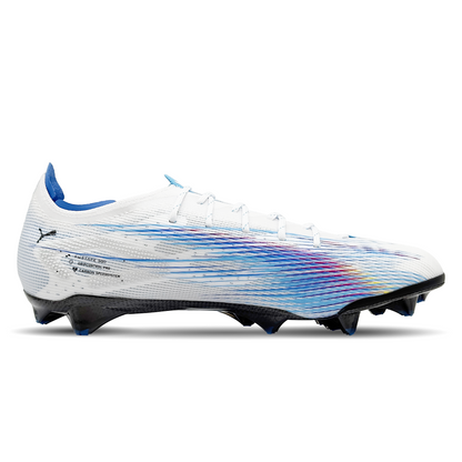 Erlebe mit dem Puma Ultra 5 Carbon LE FG (108060-01) maximale Geschwindigkeit und Kontrolle. Diese exklusiven Fußballschuhe sind für Naturrasen optimiert und bieten dank ihres leichten Designs und der stabilen Carbonsohle eine außergewöhnliche Leistung. Das nahtlose Obermaterial sorgt für optimalen Komfort und eine präzise Passform. Ideal für dynamische Spieler, die das Spiel dominieren wollen. Hol dir jetzt diesen High-Performance-Schuh auf STUNNINGBOOTS.com.