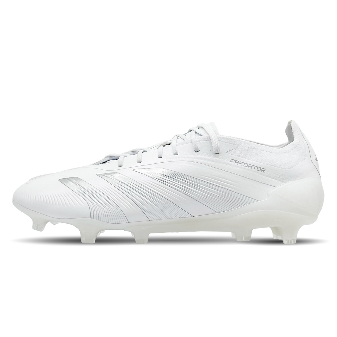 Entdecke die nächste Stufe der Präzision und Kontrolle mit dem adidas Predator Elite FG (IE1803). Dieser innovative Fußballschuh bietet herausragende Stabilität und Traktion auf festen Untergründen, sodass du dein Spiel auf ein neues Level heben kannst. Mit seinem modernen Design und seiner erstklassigen Leistung ist dieser Schuh ein Must-Have für jeden ernsthaften Spieler. Hol ihn dir jetzt auf STUNNINGBOOTS.com und werde zum Spielveränderer auf dem Platz!