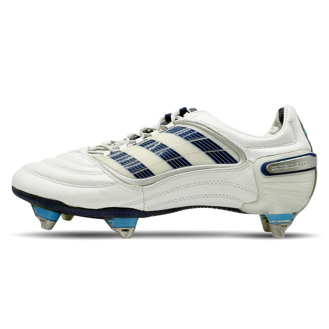 Der adidas Predator X SG CL [G12906] ist ein hochwertiger Fußballschuh für nasse und weiche Böden. Mit einer besonderen Stollenkonfiguration für optimalen Grip und dem markanten Predator-Element für Schusskraft und Ballkontrolle. Das strapazierfähige Obermaterial aus Leder passt sich dem Fuß perfekt an und bietet hohen Tragekomfort. Der Schuh ist ideal für Spieler, die Technik und Kraft vereinen wollen. Jetzt auf STUNNINGBOOTS.com erhältlich.