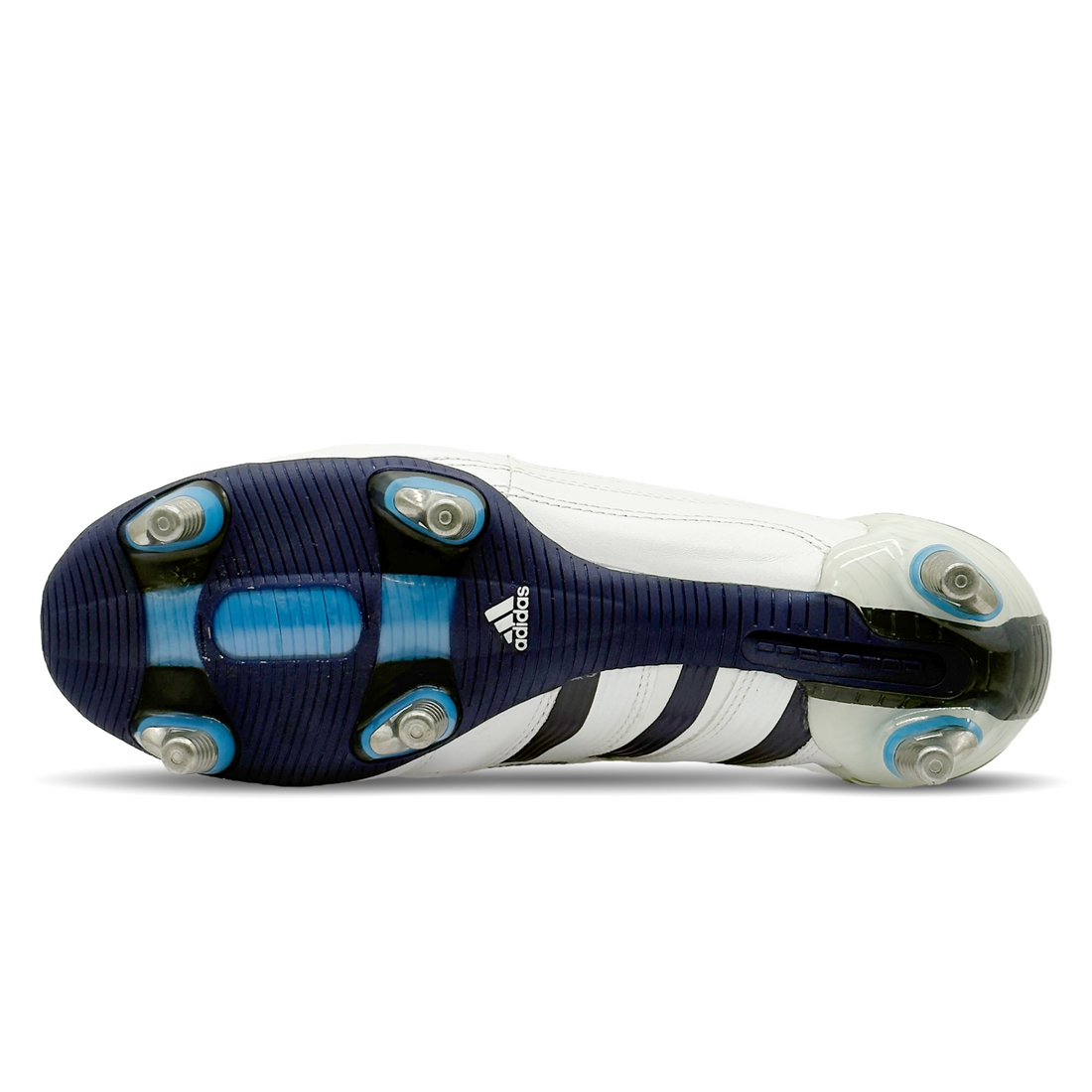 Der adidas Predator X SG CL [G12906] ist ein hochwertiger Fußballschuh für nasse und weiche Böden. Mit einer besonderen Stollenkonfiguration für optimalen Grip und dem markanten Predator-Element für Schusskraft und Ballkontrolle. Das strapazierfähige Obermaterial aus Leder passt sich dem Fuß perfekt an und bietet hohen Tragekomfort. Der Schuh ist ideal für Spieler, die Technik und Kraft vereinen wollen. Jetzt auf STUNNINGBOOTS.com erhältlich.